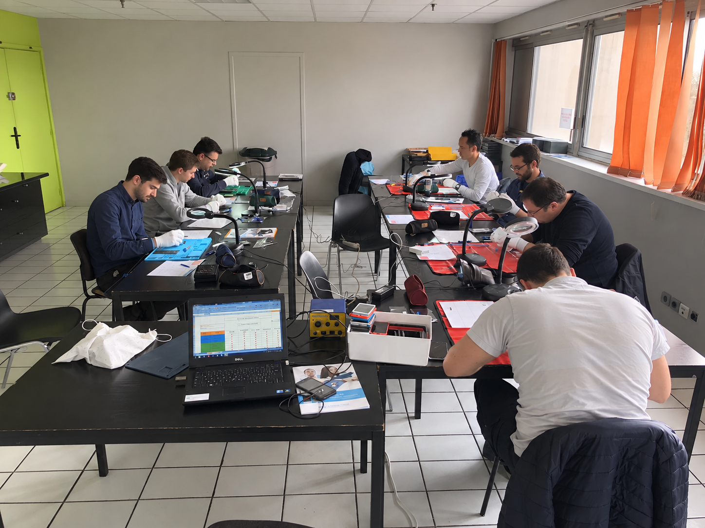 Groupe de techniciens formés à la réparation dans le cadre d’une formation en entreprise