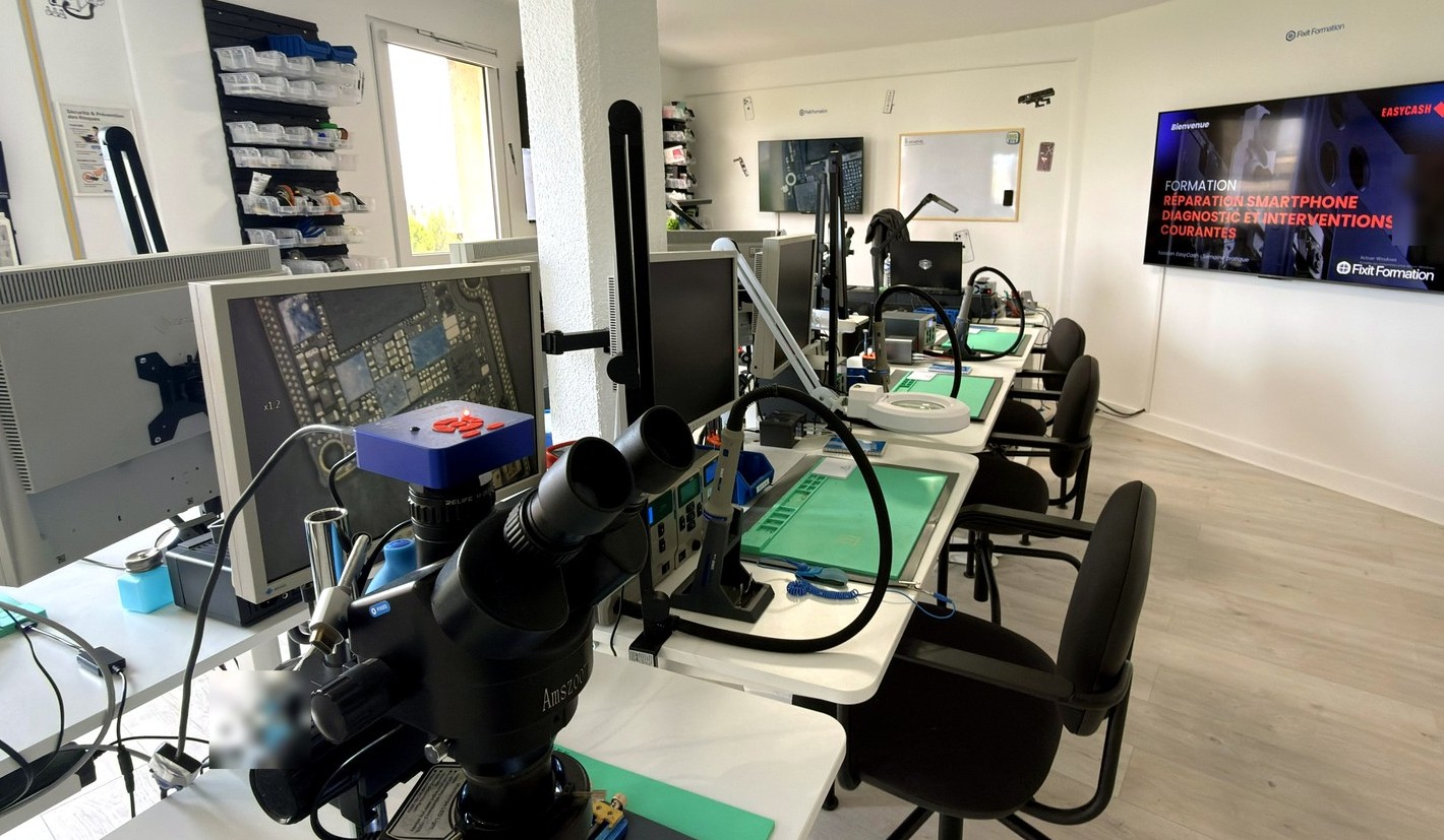 Salle FIXIT équipée pour la formation professionnelle à la réparation de smartphones